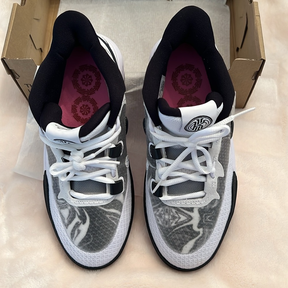 NWOT Nike White and Black Athletic Shoes with the box gift ready - Picture 3 of 5